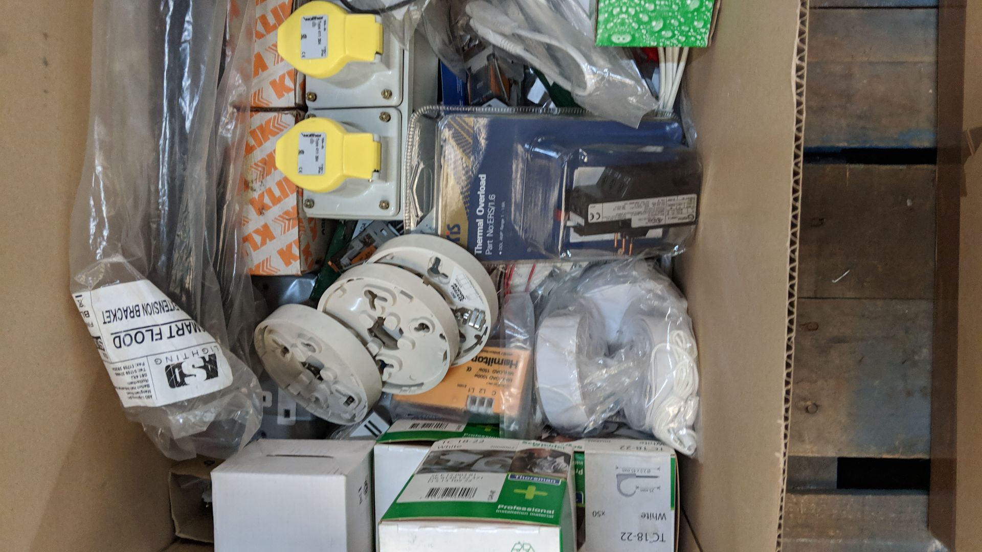 Box of assorted miscellaneous electrical items including cables, switches, covers & more This lot is - Image 5 of 6