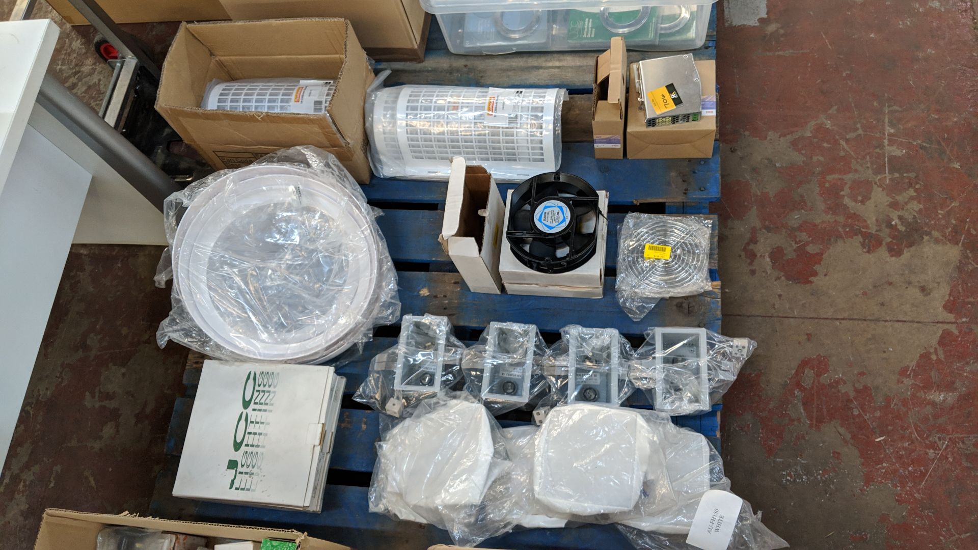 Wide variety of assorted electrical & lighting related items including fans, heating covers, metal - Bild 10 aus 10