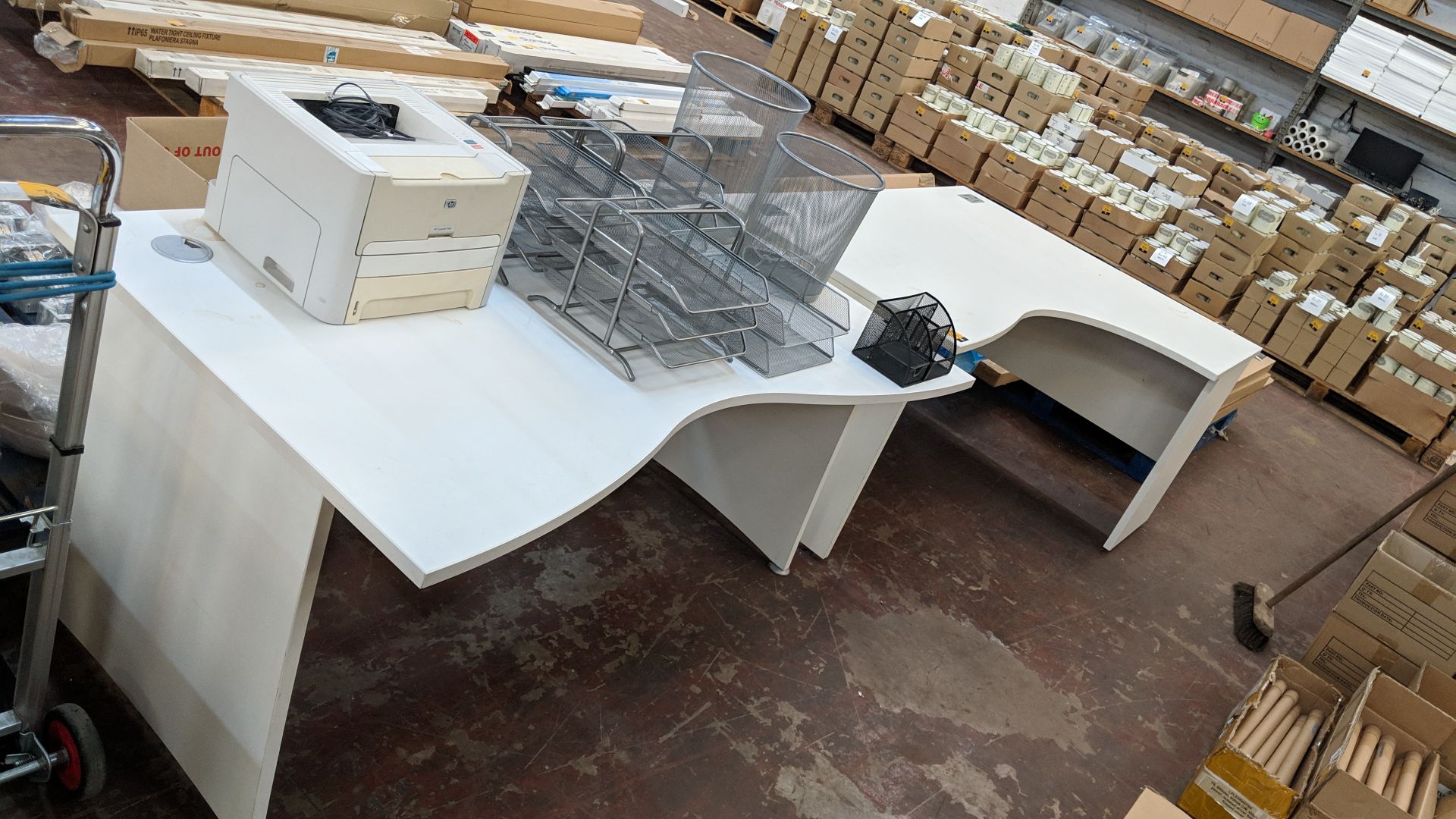 Pair of curved front desks plus quantity of metal filing trays & baskets & HP LaserJet 1160 - Image 8 of 9