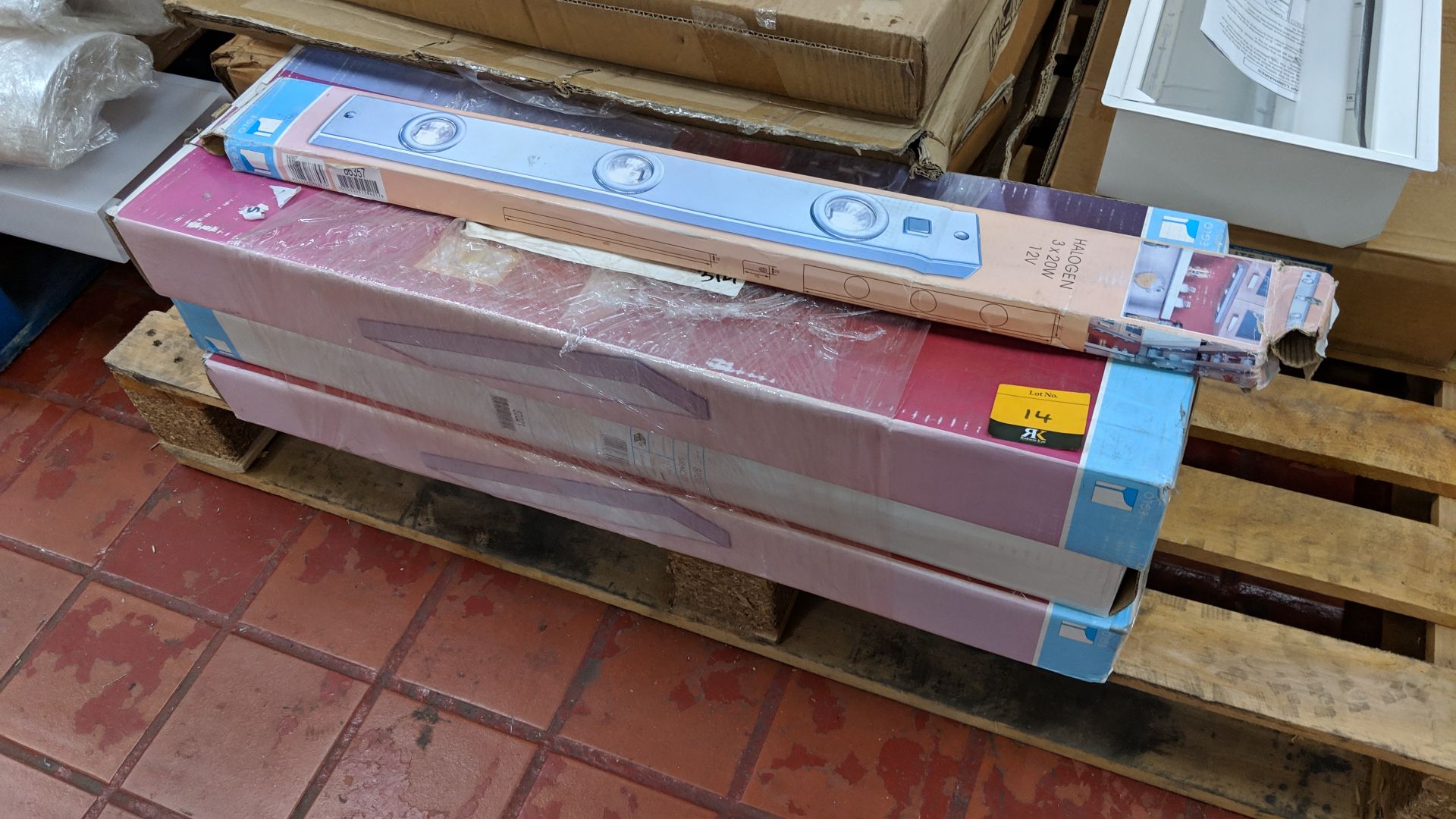 The contents of a pallet of lighting product including ceiling panels, halogen multi spot, light - Bild 3 aus 8