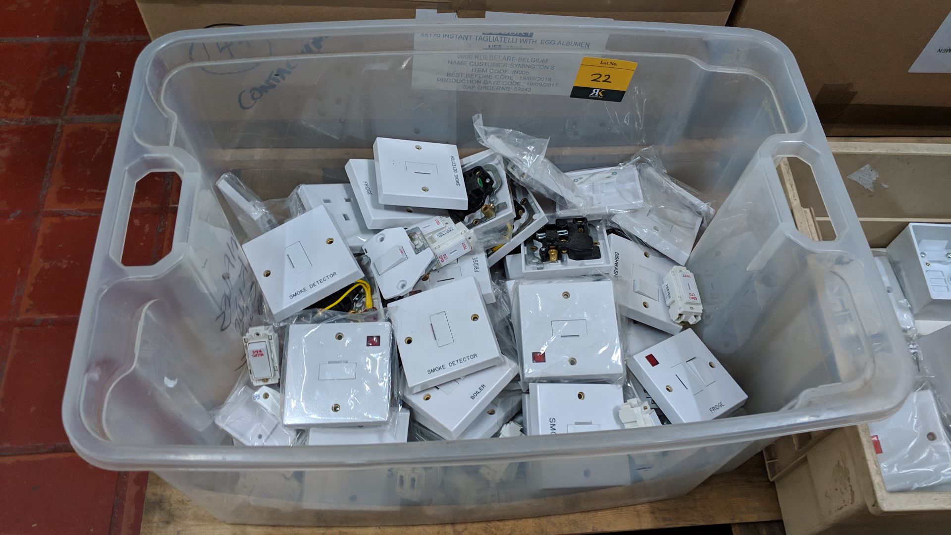 The contents of 4 crates/boxes of assorted fused switches, aerial sockets, plug sockets, pattress - Image 2 of 10