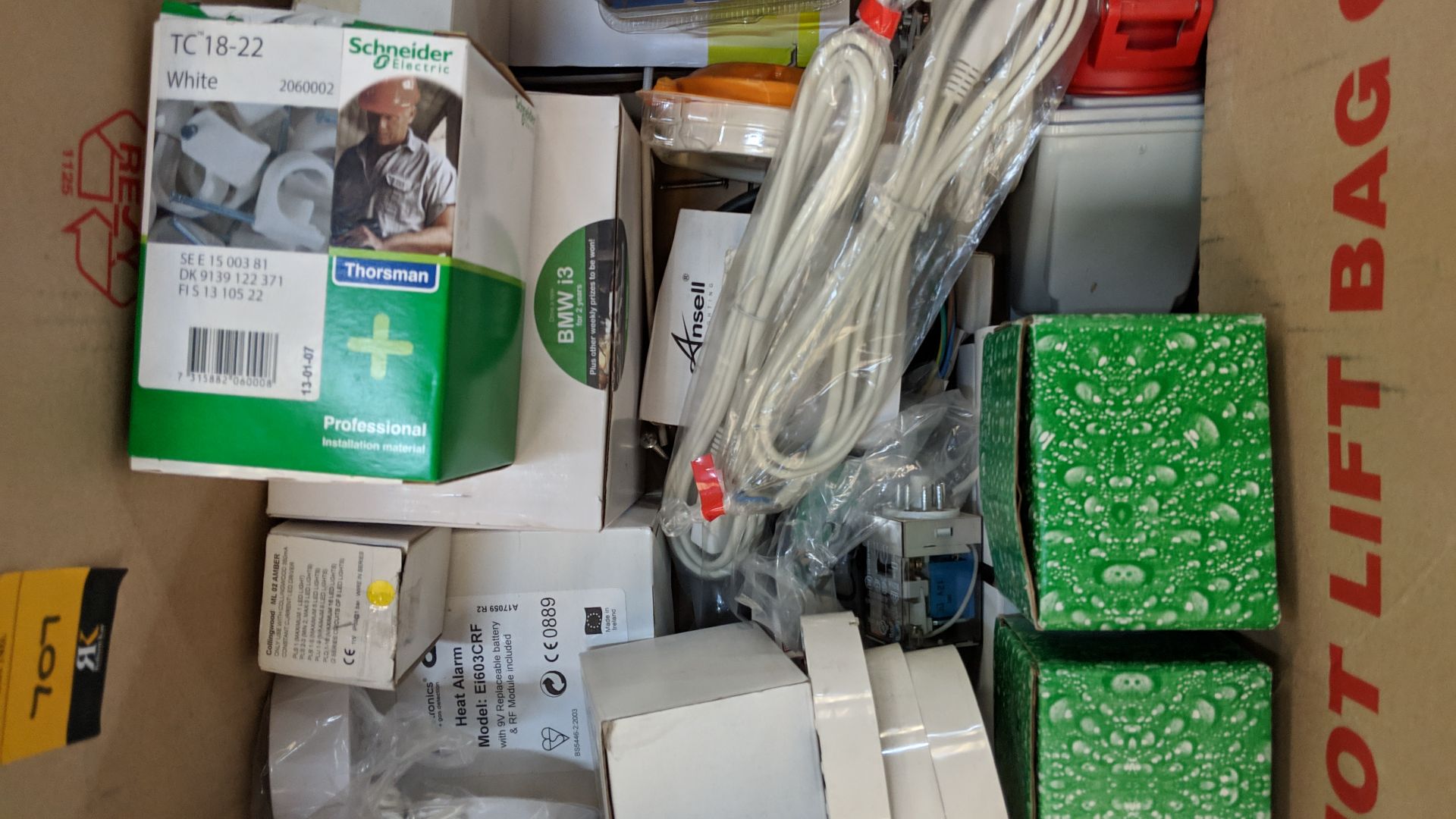 Box of assorted miscellaneous electrical items including cables, switches, covers & more This lot is - Image 5 of 6