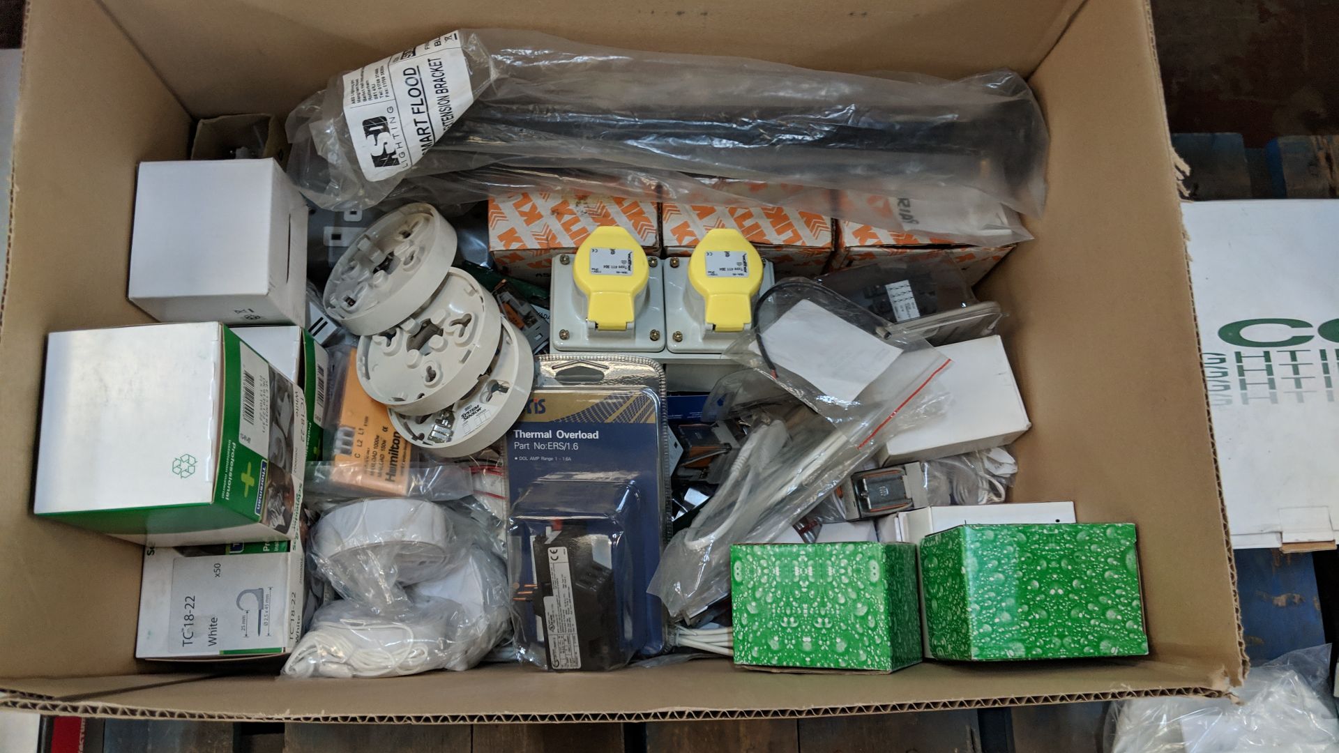 Box of assorted miscellaneous electrical items including cables, switches, covers & more This lot is - Image 2 of 6
