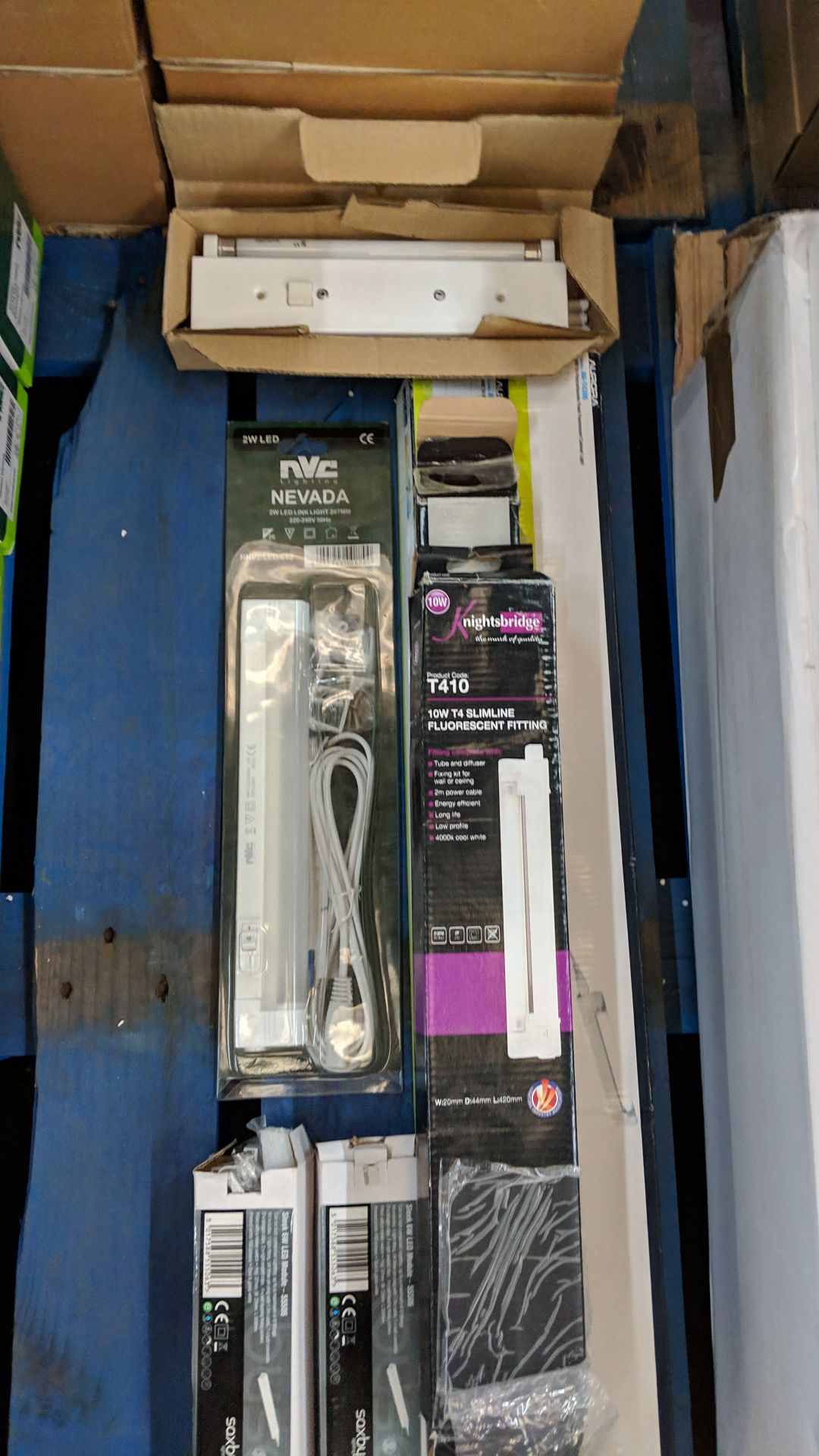8 off assorted fluorescent light fittings including a quantity of compact/undercover units This - Bild 4 aus 4