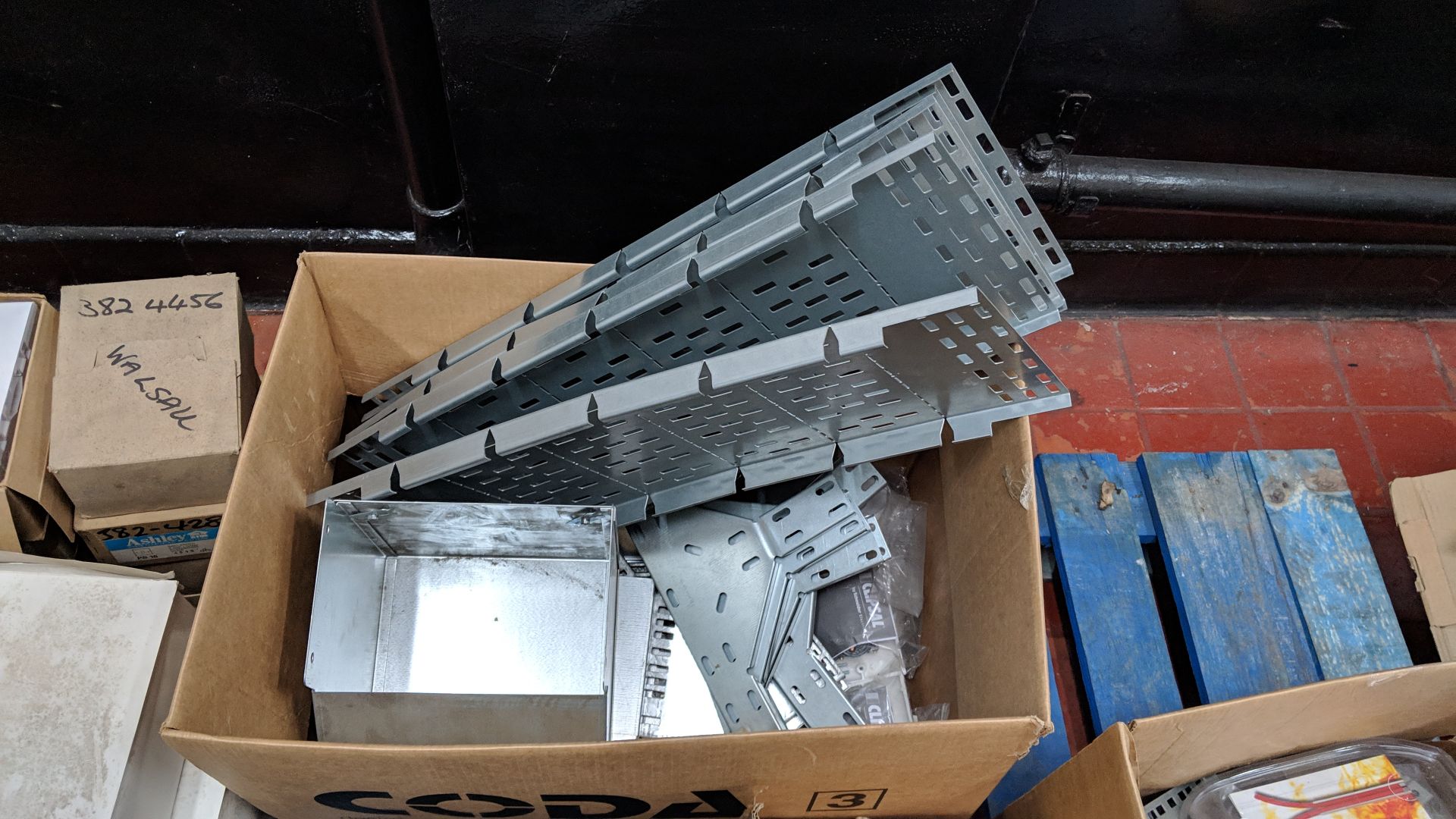 The contents of a pallet of assorted metal trunking, clips, channels & similar This lot is one of - Bild 5 aus 5