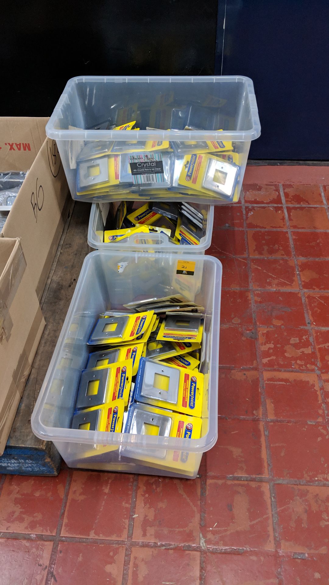 The contents of 3 crates of power point chrome double switch cover plates. NB plastic crates - Bild 2 aus 6