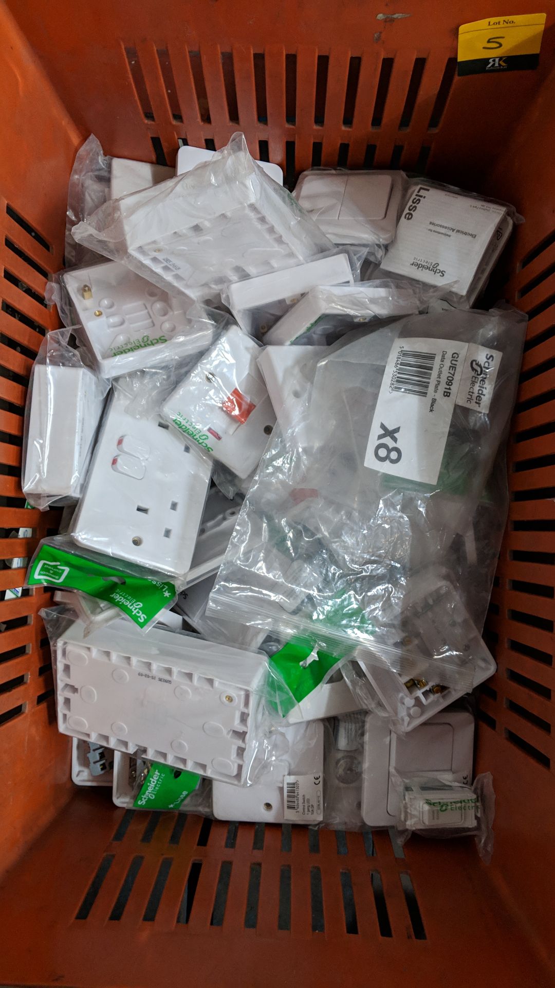 The contents of a crate of assorted Schneider white moulded plastic plug sockets, fused switches, - Bild 4 aus 4
