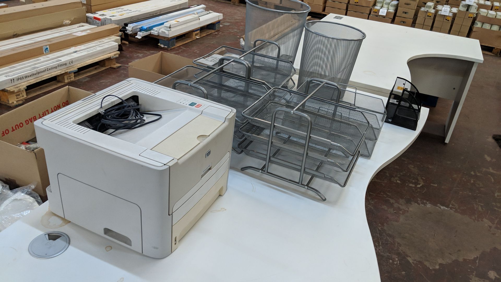 Pair of curved front desks plus quantity of metal filing trays & baskets & HP LaserJet 1160 - Image 9 of 9