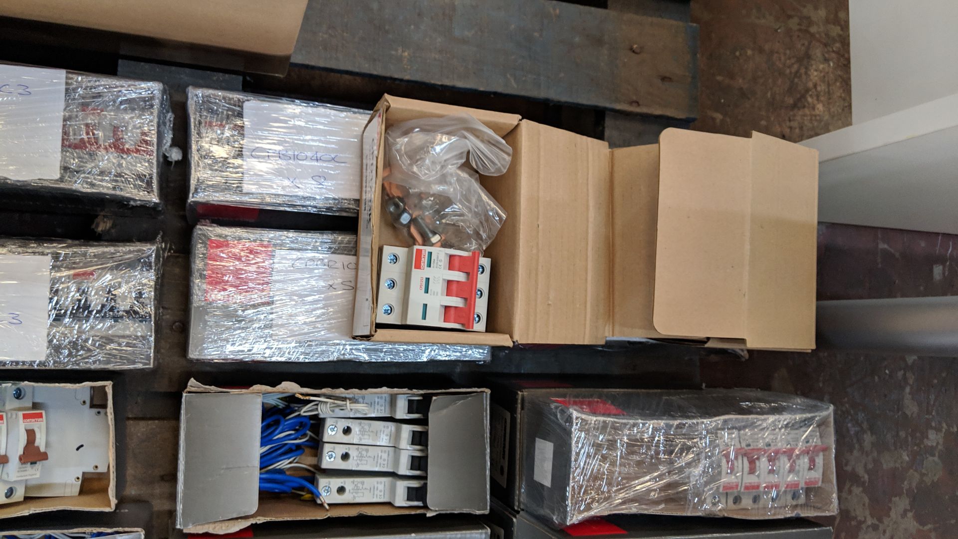 Large quantity of miniature circuit breaker switches, in 20 boxes each containing between 1 & 10 - Image 7 of 8