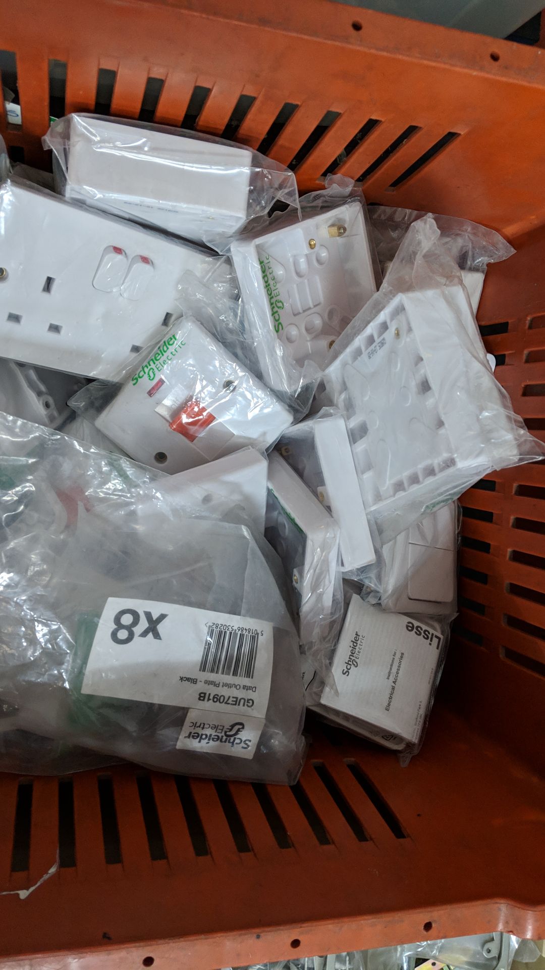 The contents of a crate of assorted Schneider white moulded plastic plug sockets, fused switches, - Bild 3 aus 4