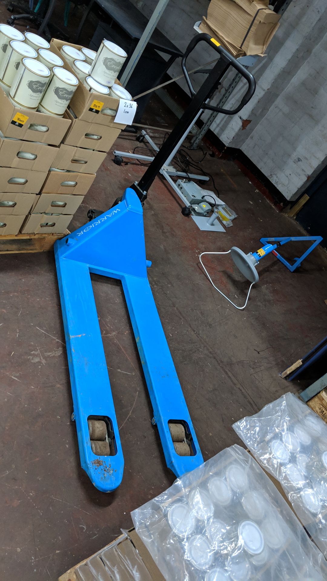 Blue 2015 Warrior euro pallet truck. Model HPT-D. 2500kg capacity This lot is one of a number of - Image 2 of 4