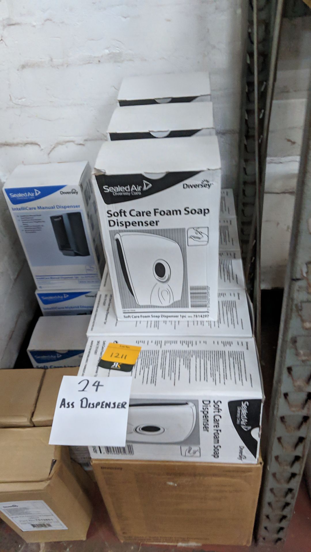 24 off assorted soap dispensers This lot is one of a number of lots being sold on behalf of a - Bild 5 aus 8