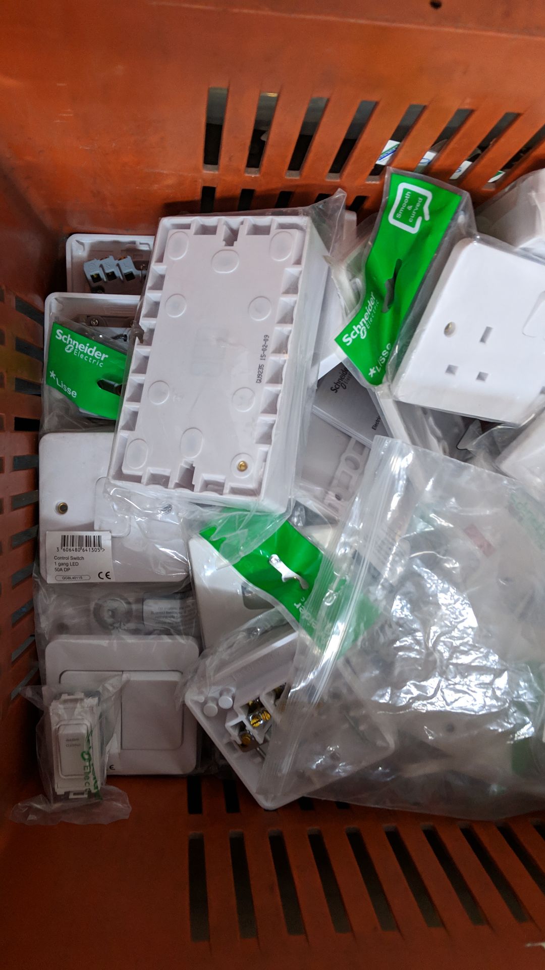 The contents of a crate of assorted Schneider white moulded plastic plug sockets, fused switches, - Bild 2 aus 4