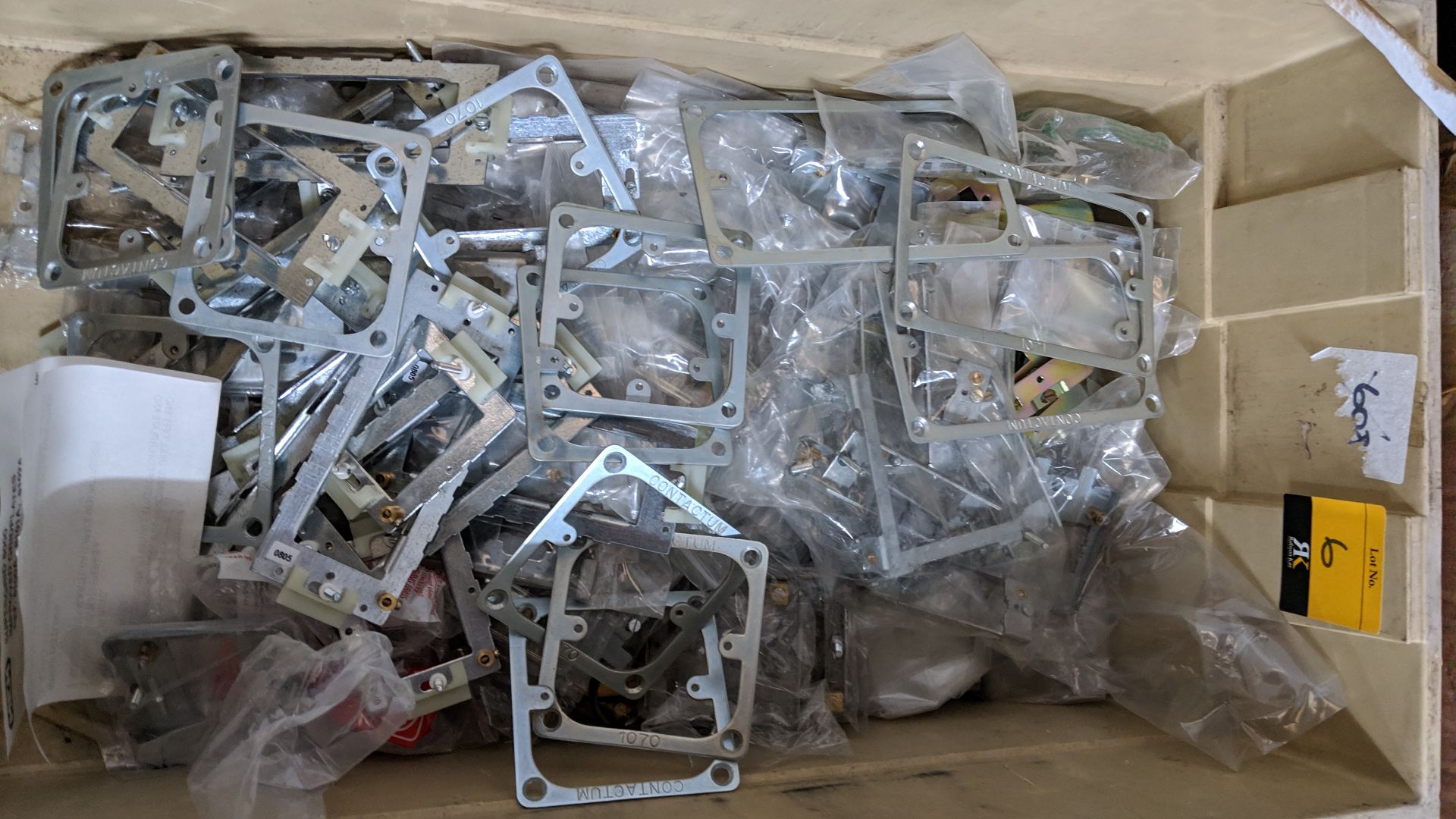 The contents of 2 crates of assorted metal plates, brackets & similar This lot is one of a number of - Image 4 of 6