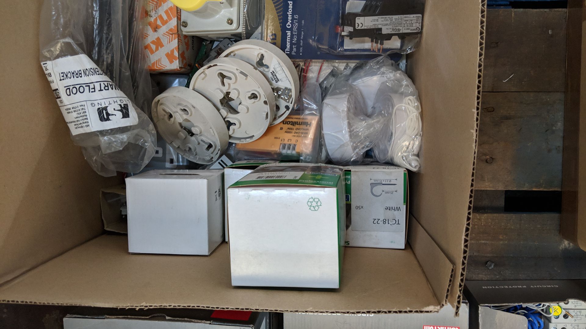 Box of assorted miscellaneous electrical items including cables, switches, covers & more This lot is - Image 6 of 6