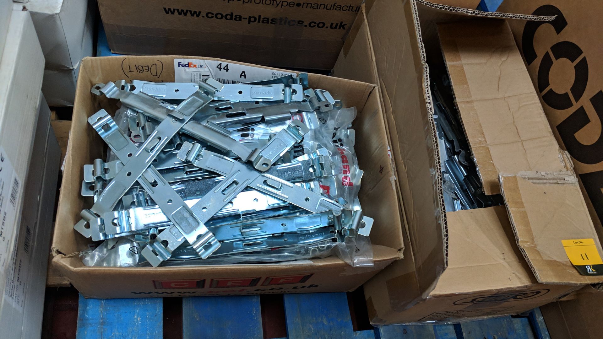 The contents of a pallet of assorted metal trunking, clips, channels & similar This lot is one of - Bild 2 aus 5