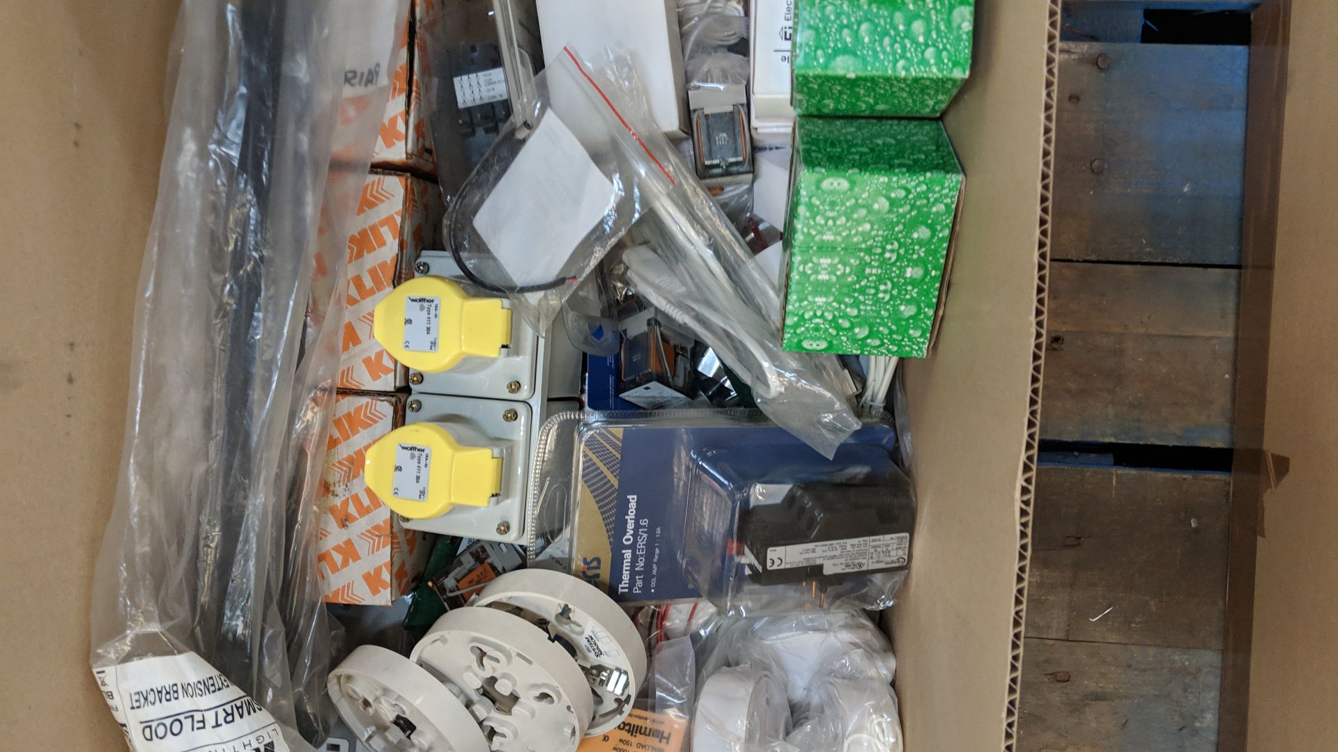 Box of assorted miscellaneous electrical items including cables, switches, covers & more This lot is - Image 4 of 6