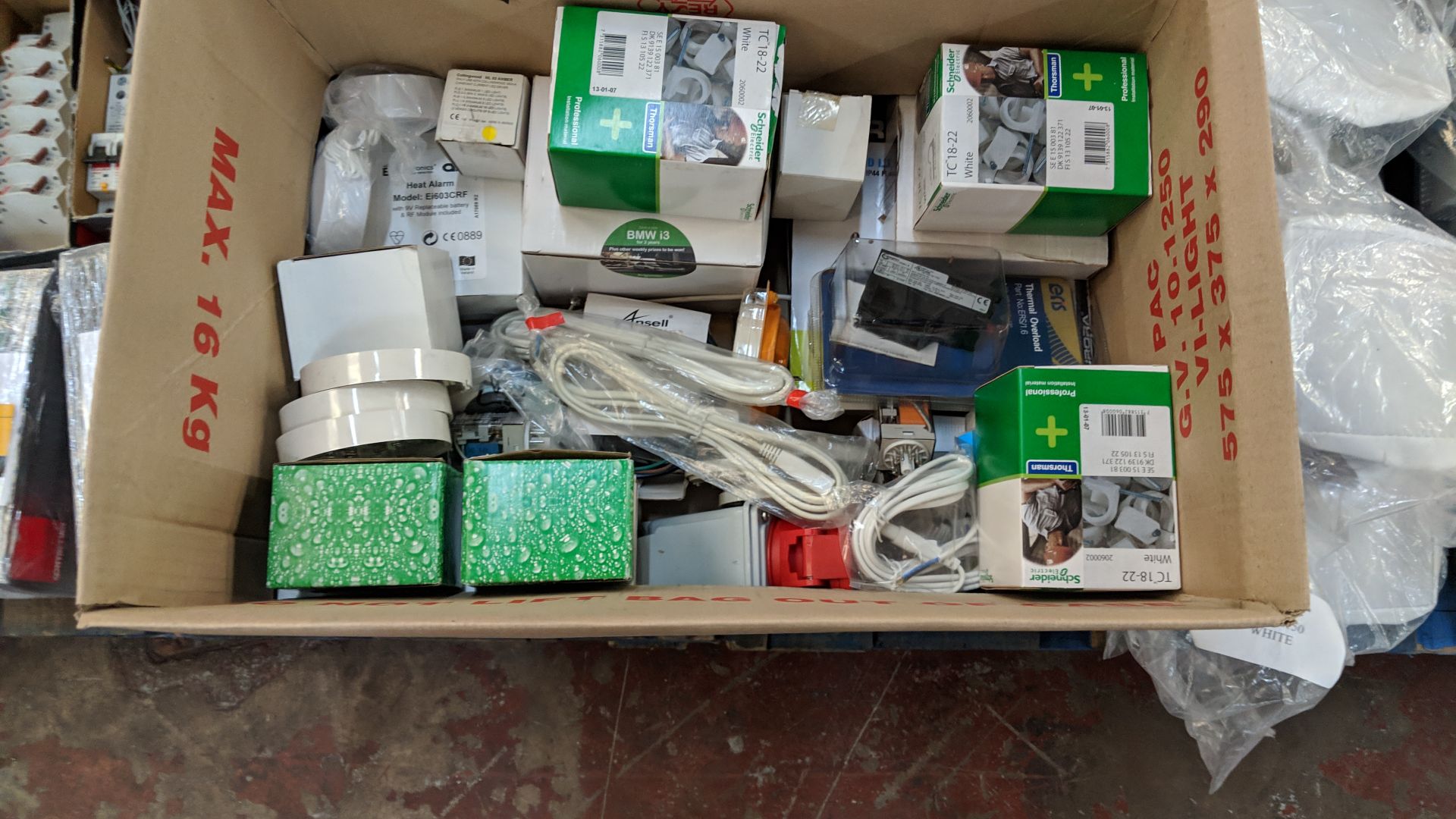 Box of assorted miscellaneous electrical items including cables, switches, covers & more This lot is - Image 2 of 6