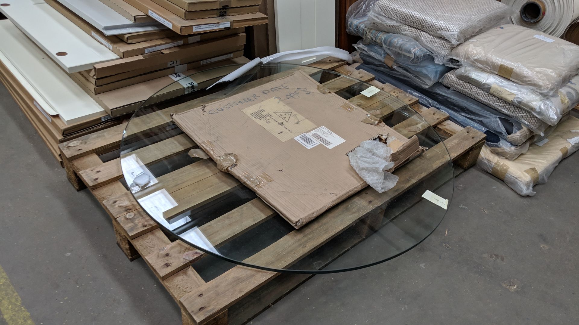 Mixed furniture & door related lot on 3 pallets as pictured, plus glass table top & base (NB. No - Bild 5 aus 18