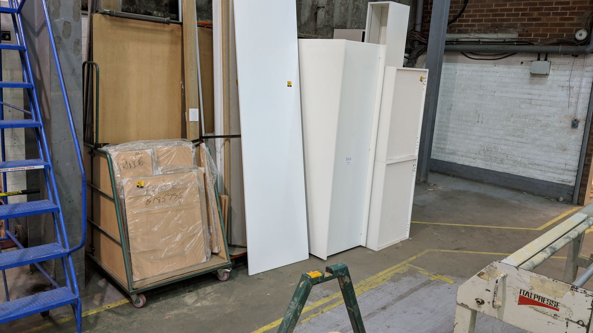Large quantity of furniture including kitchen cupboards & doors, plinths, cupboard carcases & - Bild 3 aus 11
