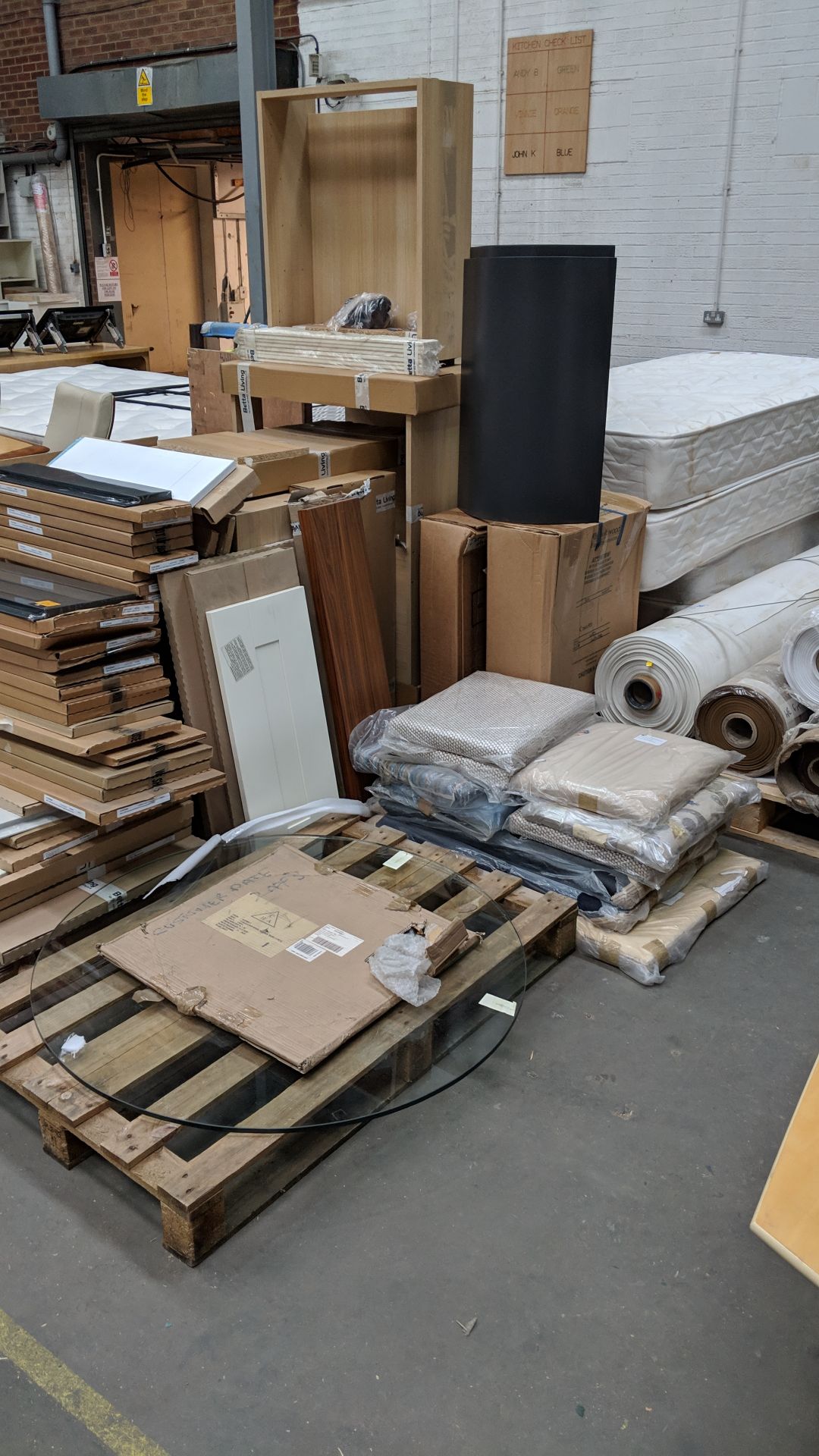 Mixed furniture & door related lot on 3 pallets as pictured, plus glass table top & base (NB. No - Bild 3 aus 18