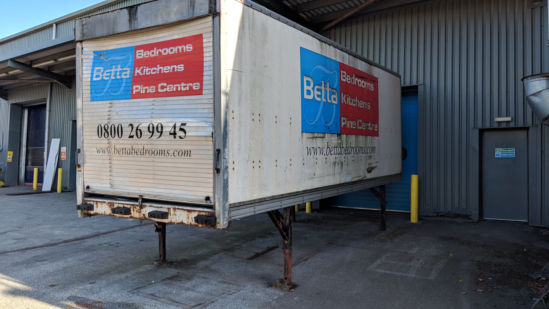 22 foot demountable curtain side trailer box. IMPORTANT: Please remember goods successfully bid upon - Image 6 of 6