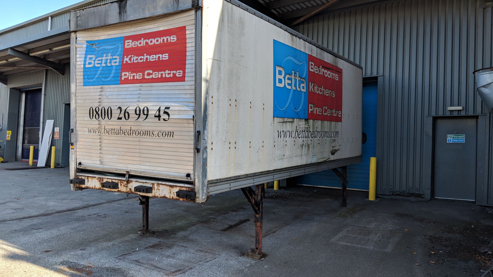 22 foot demountable curtain side trailer box. IMPORTANT: Please remember goods successfully bid upon - Image 5 of 6