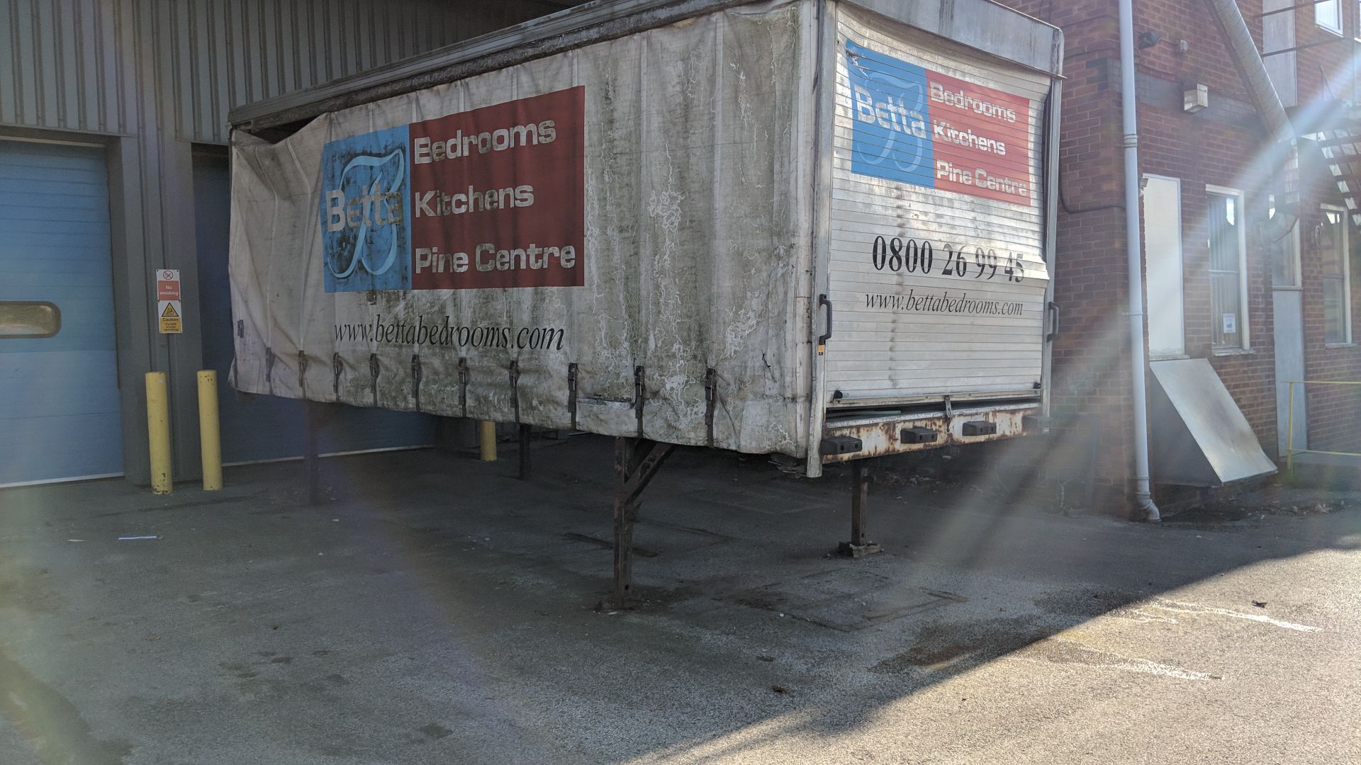 22 foot demountable curtain side trailer box. IMPORTANT: Please remember goods successfully bid upon - Image 2 of 6