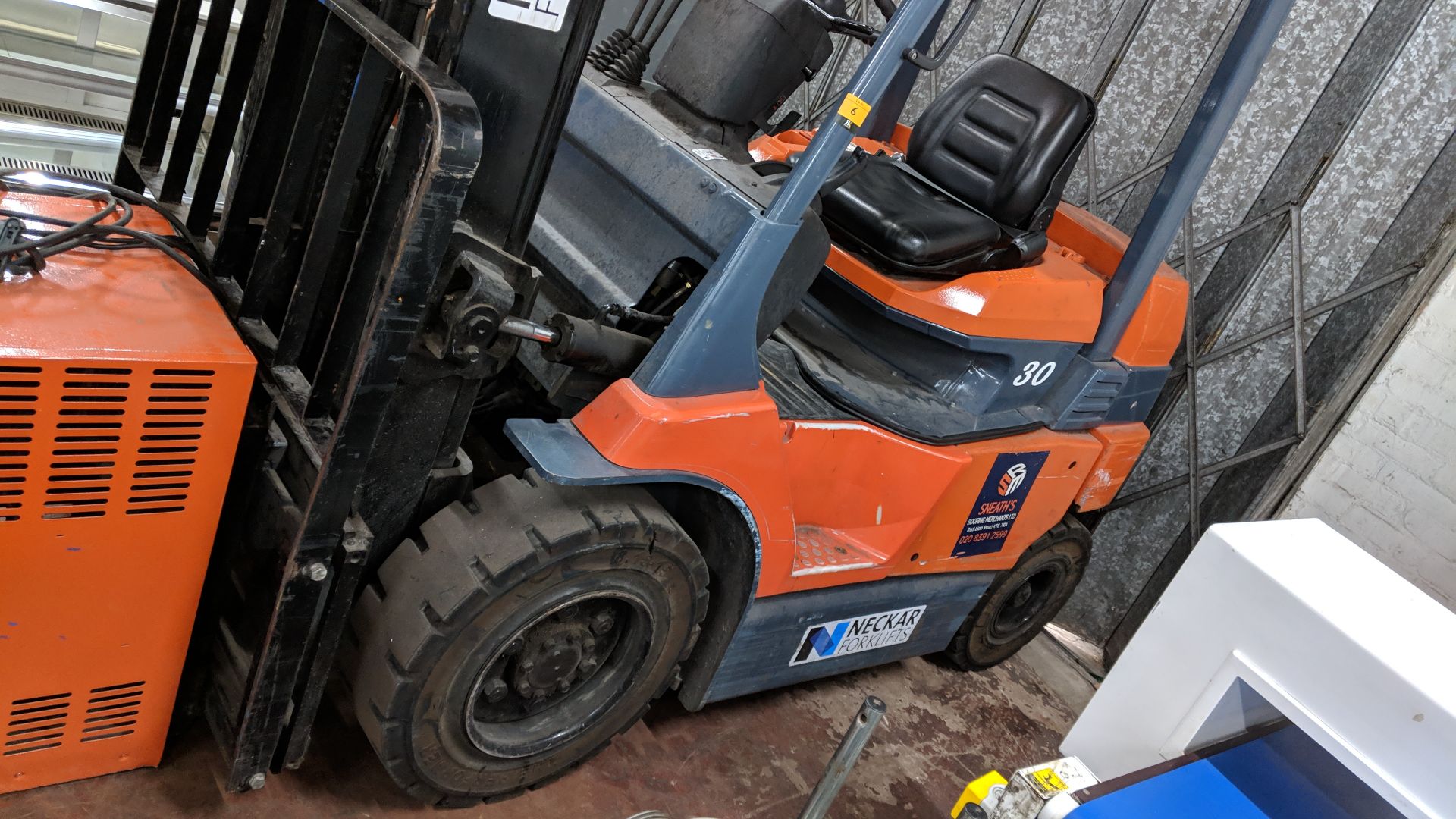 2005 Toyota electric forklift truck model 7FB30 with Cascade sideshift - Image 6 of 13