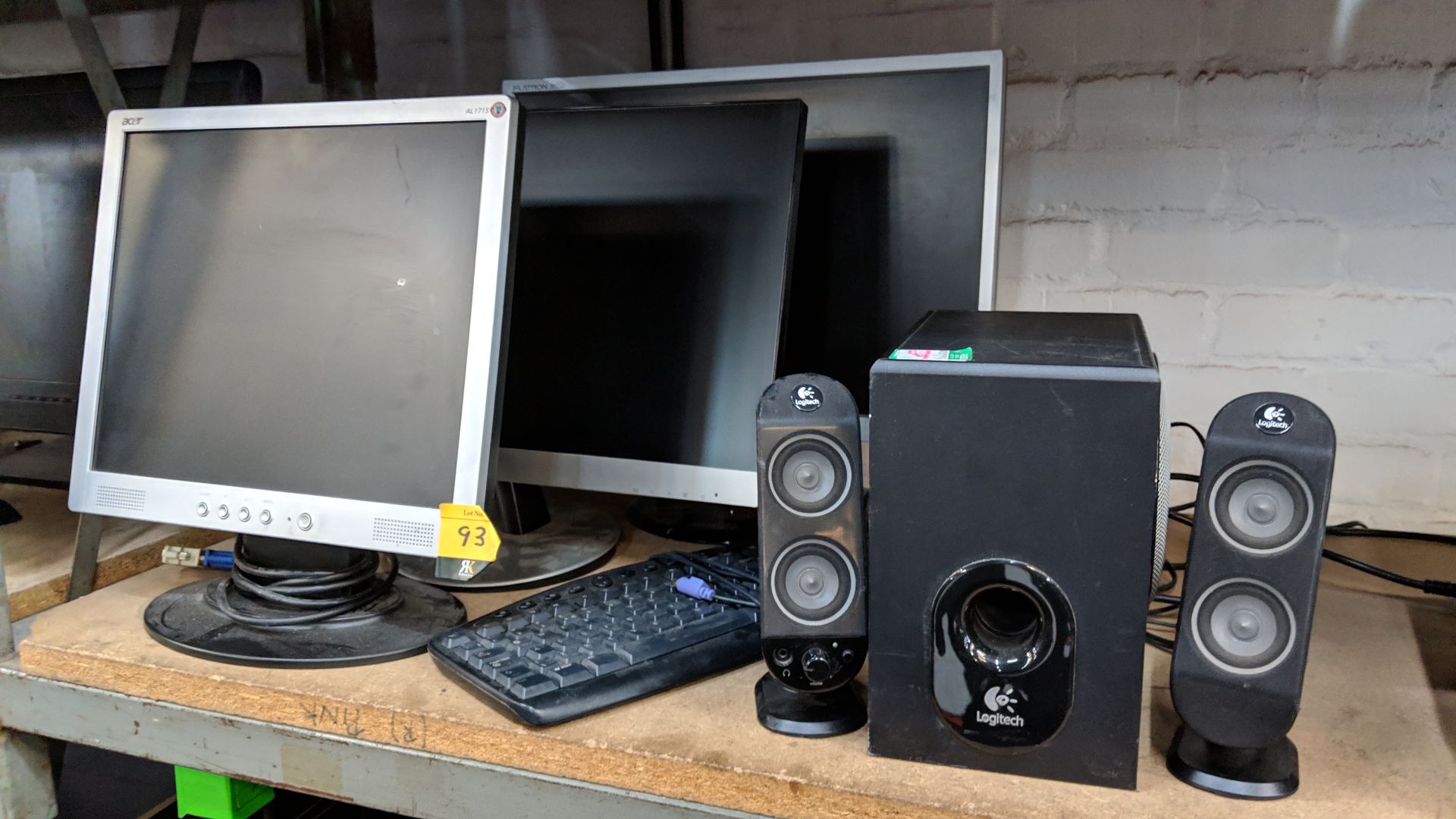 Computer/IT equipment comprising 3 assorted monitors, 1 keyboard & 1 Logitech 2.1 speaker system