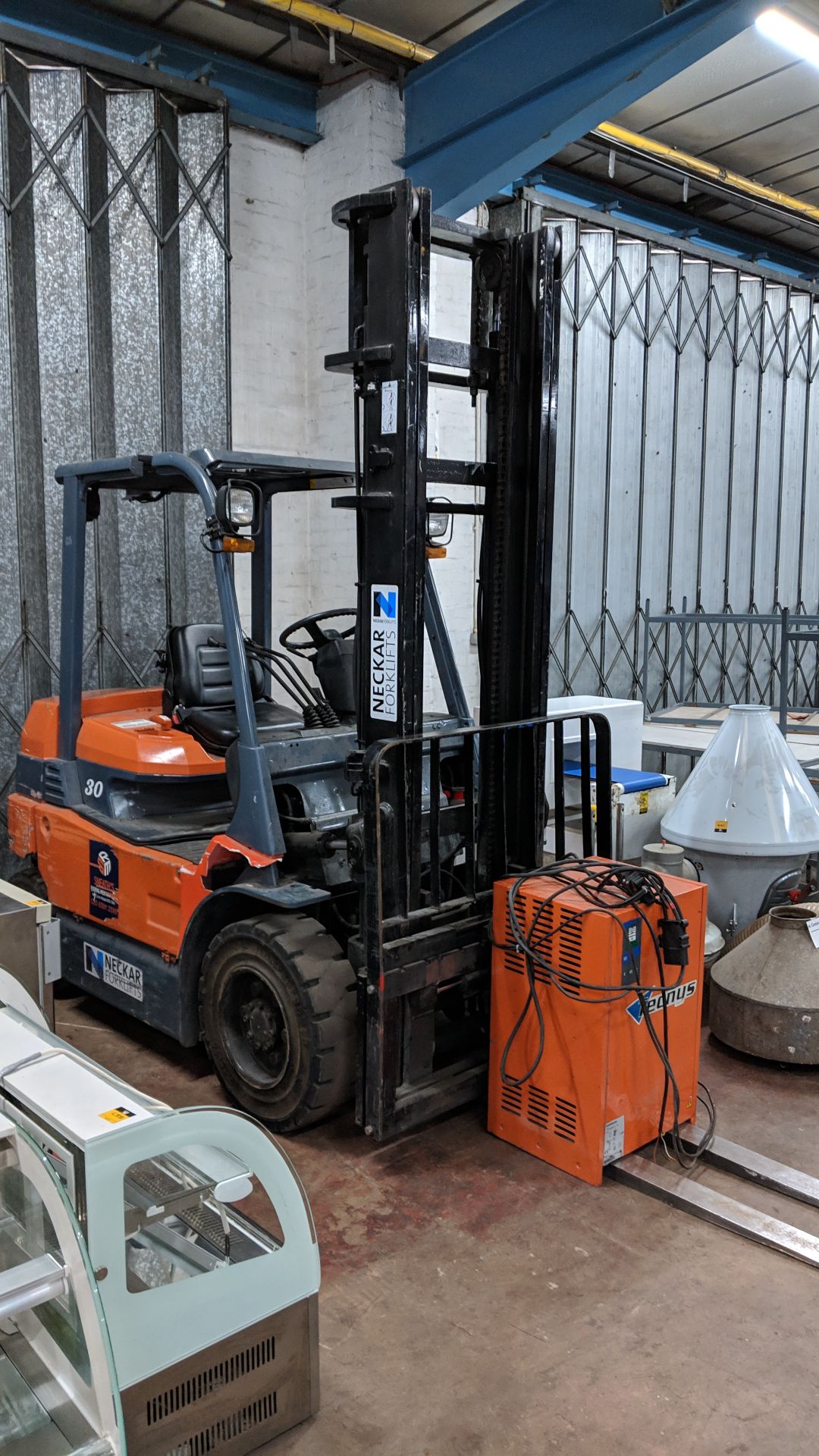 2005 Toyota electric forklift truck model 7FB30 with Cascade sideshift - Image 2 of 13