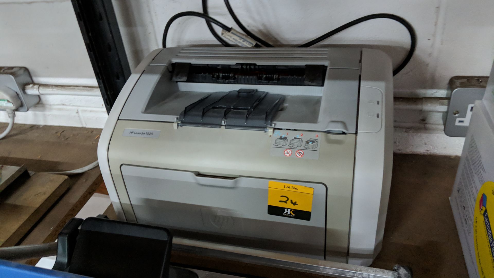 Mixed lot comprising inkjet printer, computer keyboard, paper guillotine, metal pot & other - Image 4 of 5