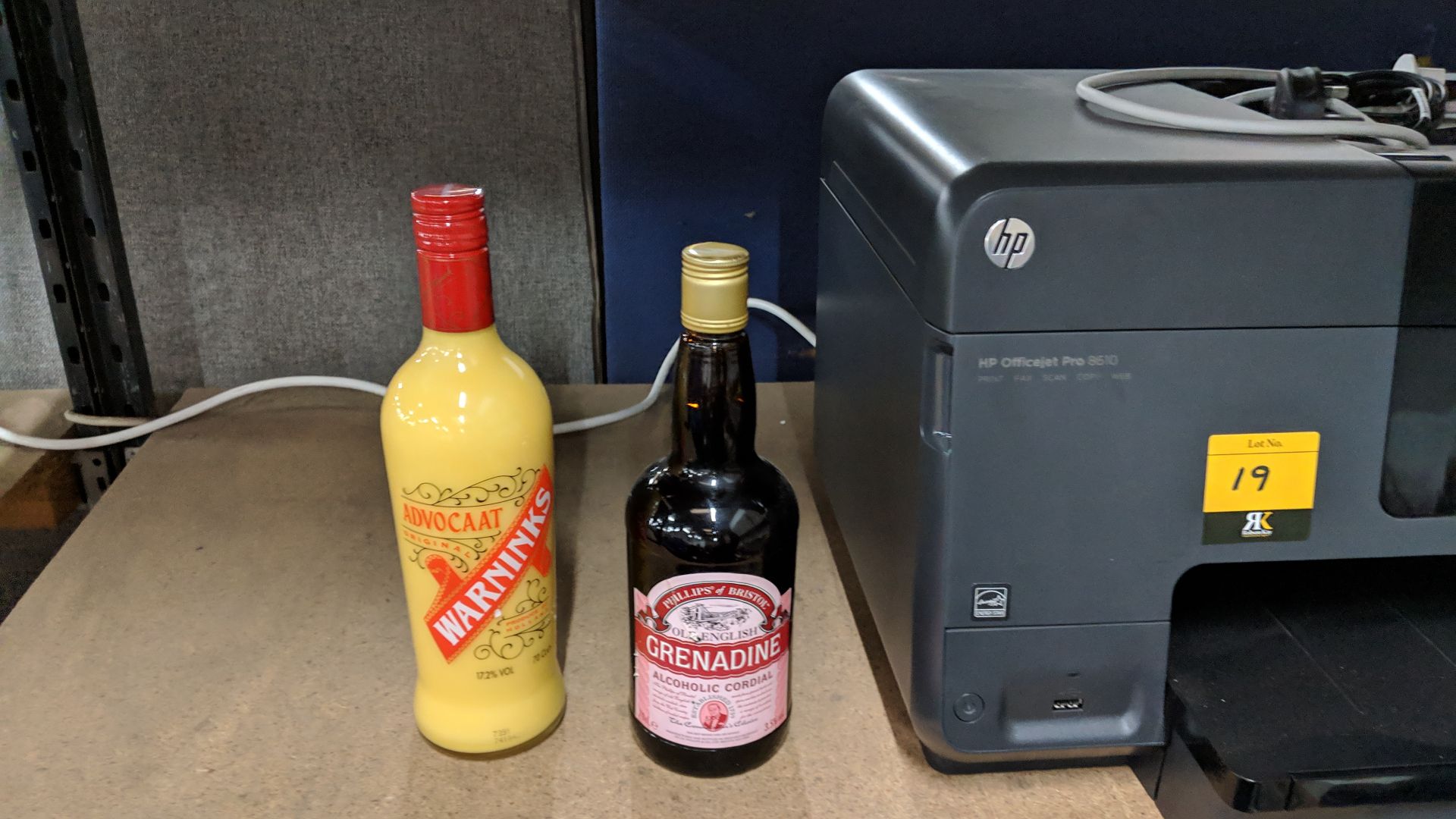 Mixed lot comprising HP OfficeJet Pro 8610 printer plus bottle of Advocaat & bottle of Grenadine - Image 4 of 6