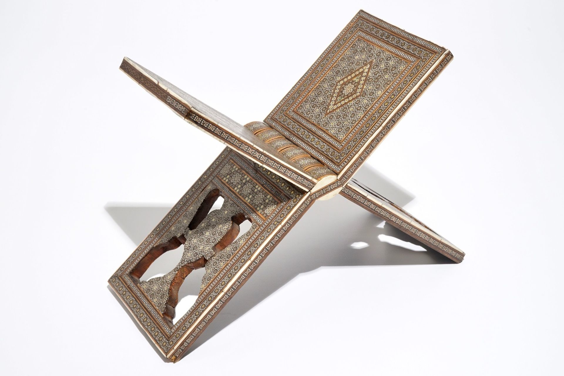 A Mughal ivory inlaid quran stand, India, 18/19th C. Dim.: 44 x 17 x 3,5 cm (closed)Dim.: 28,5 x