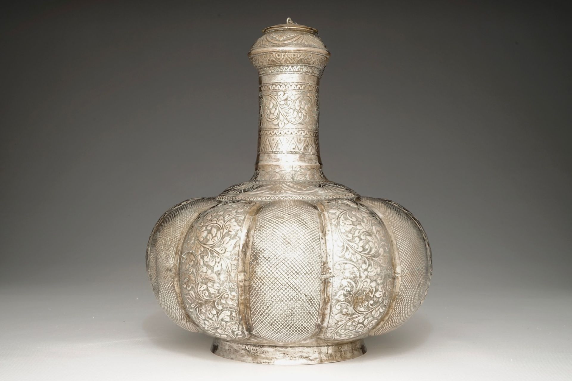 A silvered brass kendi, Mughal, India, 18/19th C. H.: 27 cm - L.: 24 cm We have more lots - Image 4 of 7