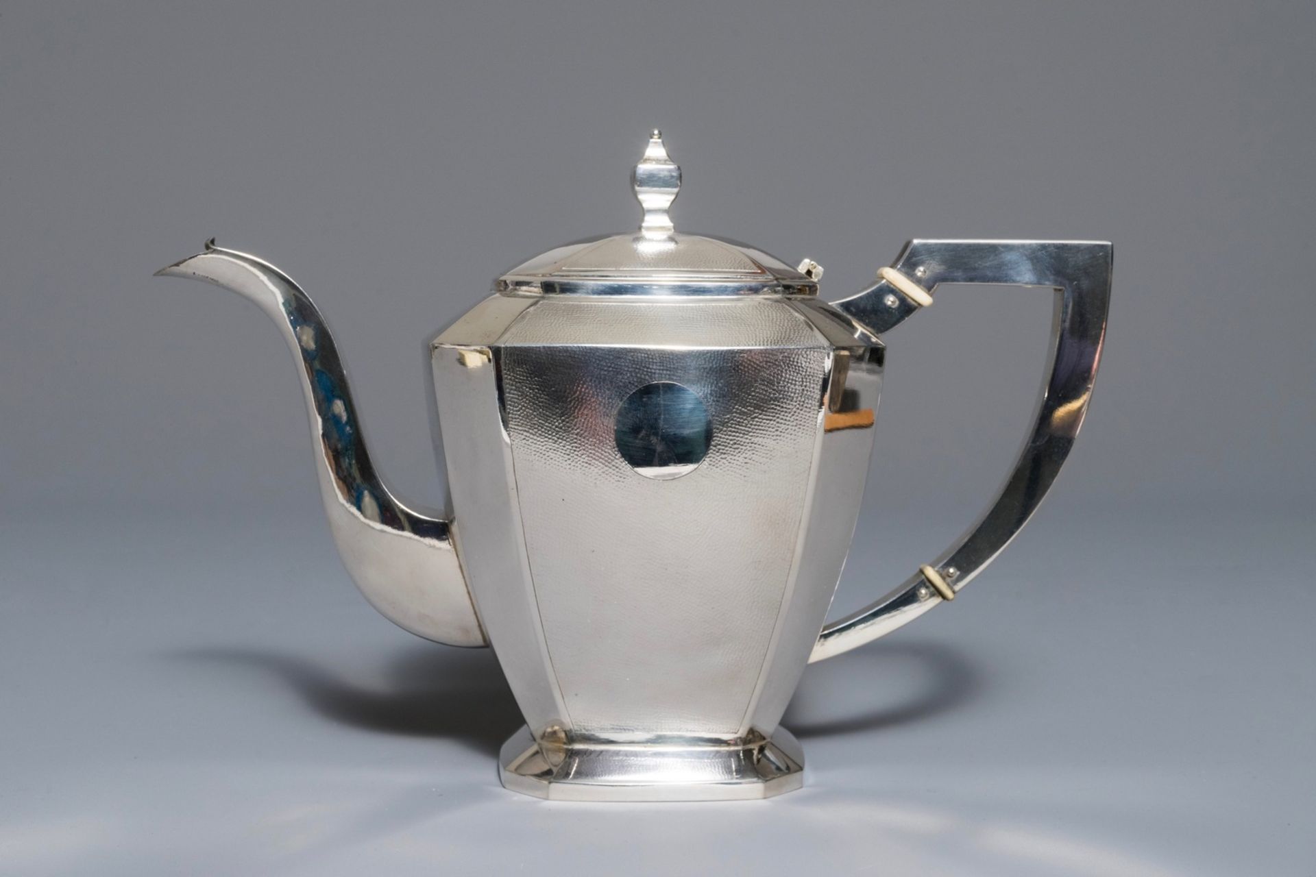 A Chinese silver art deco tea service on tray, Republic, 1st half 20th C. - Image 4 of 32