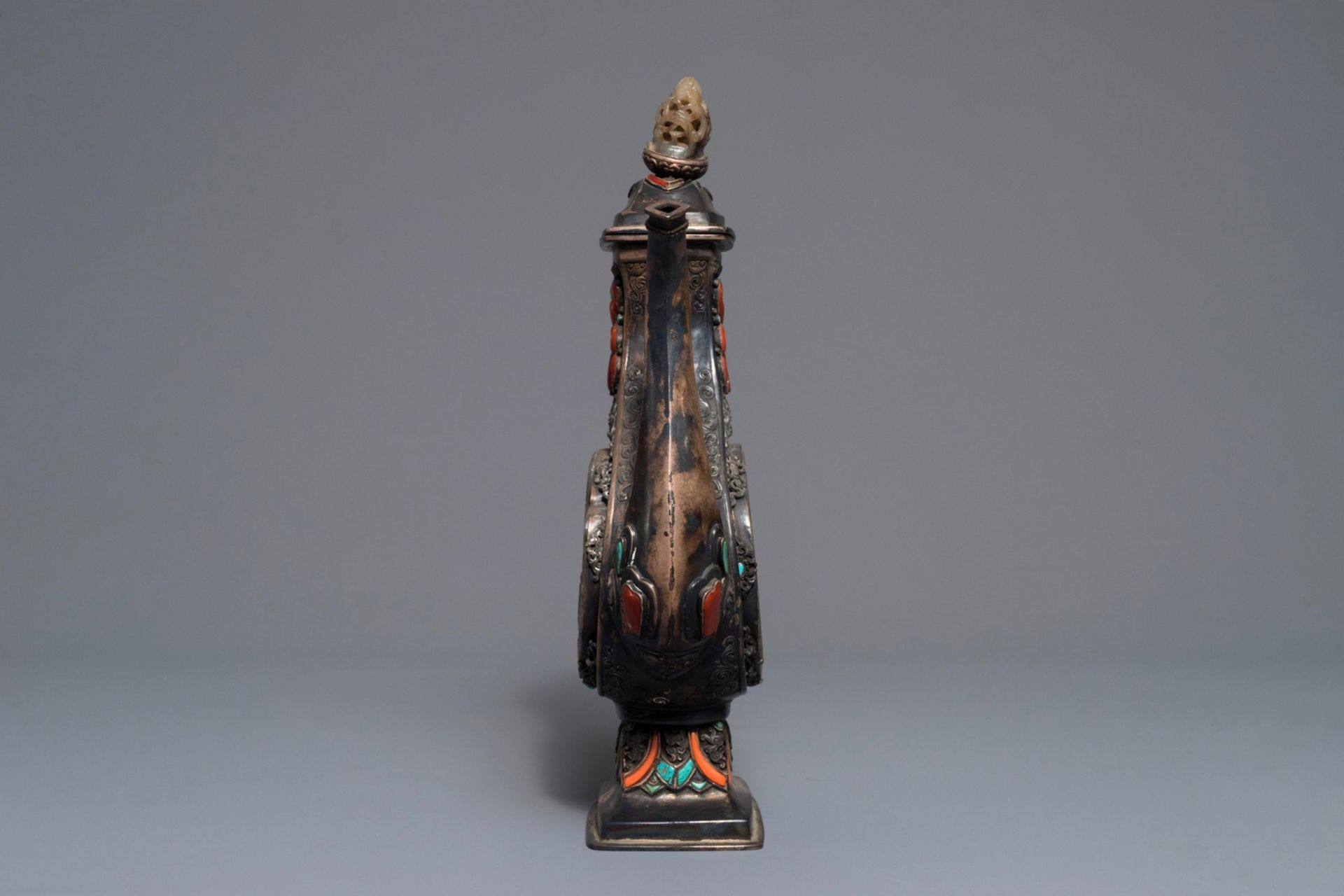 A silver-plated coral, jade and turquoise inlaid ewer and cover, Tibet or Mongolia, 19/20th C. - Image 5 of 9