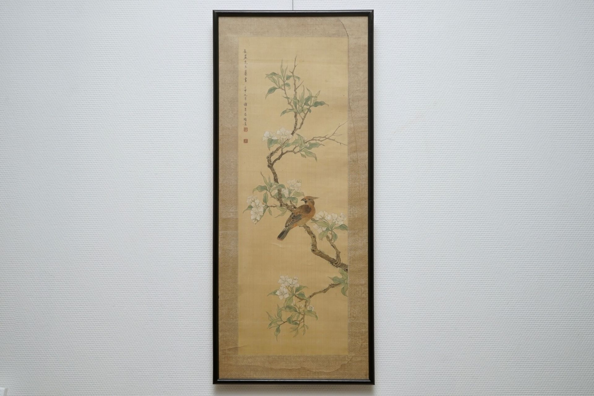 Xie Yuemei (1906-1998), A bird on a blossoming branch, watercolour on textile - Image 4 of 4