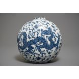 A Chinese blue and white bottle vase with dragons, 19/20th C.