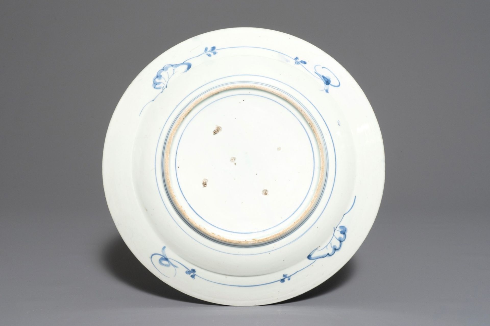 A Japanese blue and white dish with a flowervase, Edo, 17th C. - Image 2 of 2