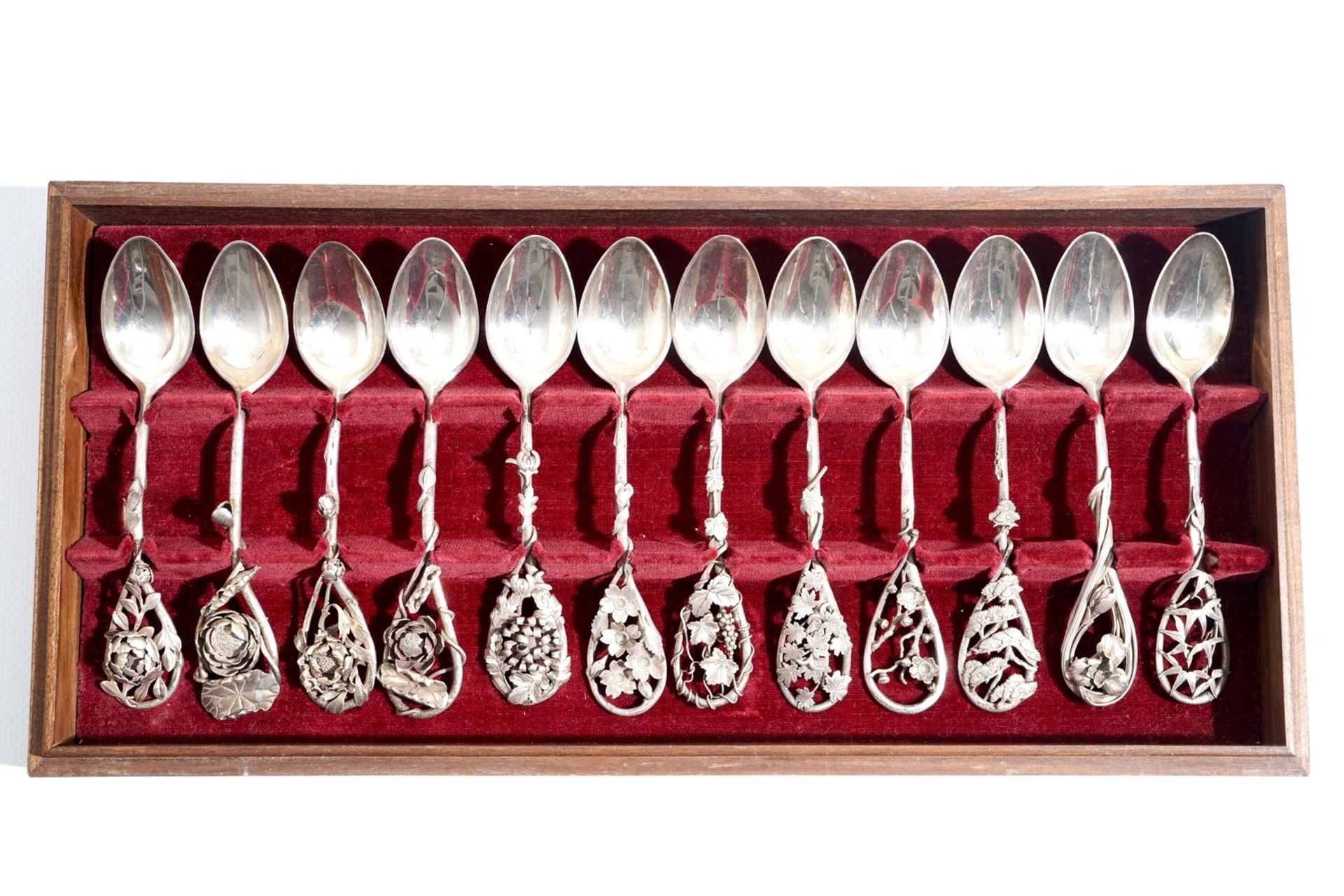 A box of twelve Japanese silver spoons, signed Musashiya, Meiji, 19/20th C. - Image 2 of 9