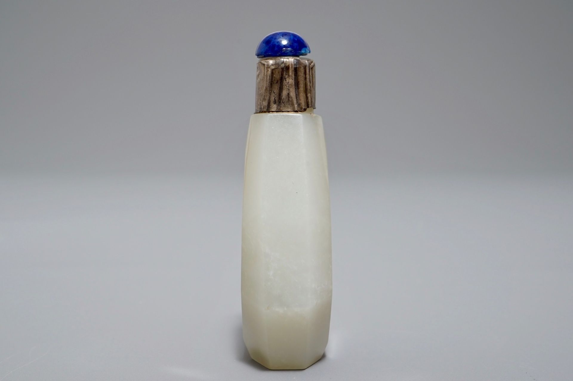 A Chinese silver-mounted jade snuff bottle, 19th C. - Image 2 of 6