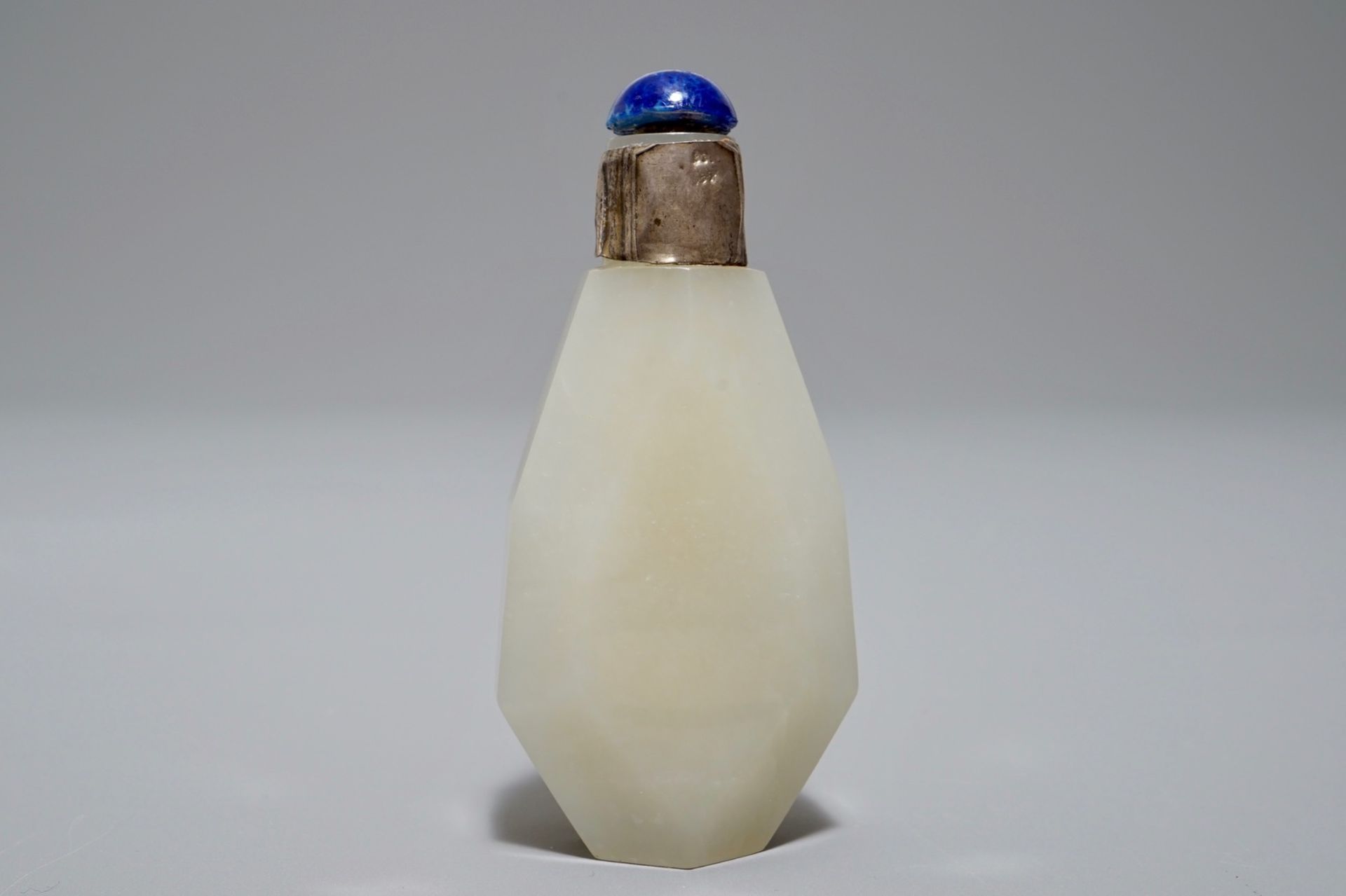 A Chinese silver-mounted jade snuff bottle, 19th C. - Image 3 of 6