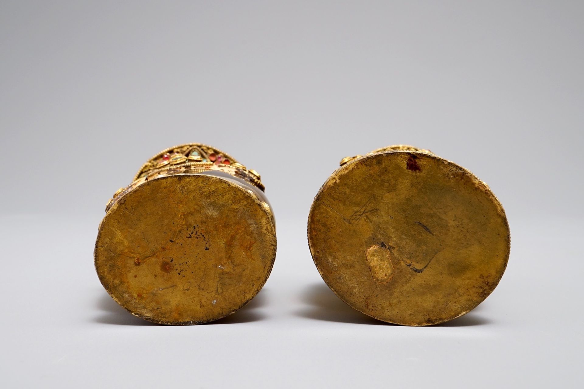 A pair of Tibetan agate flasks with turquoise- and coral-inlaid gilt silver mounts, 19th C. - Image 6 of 6