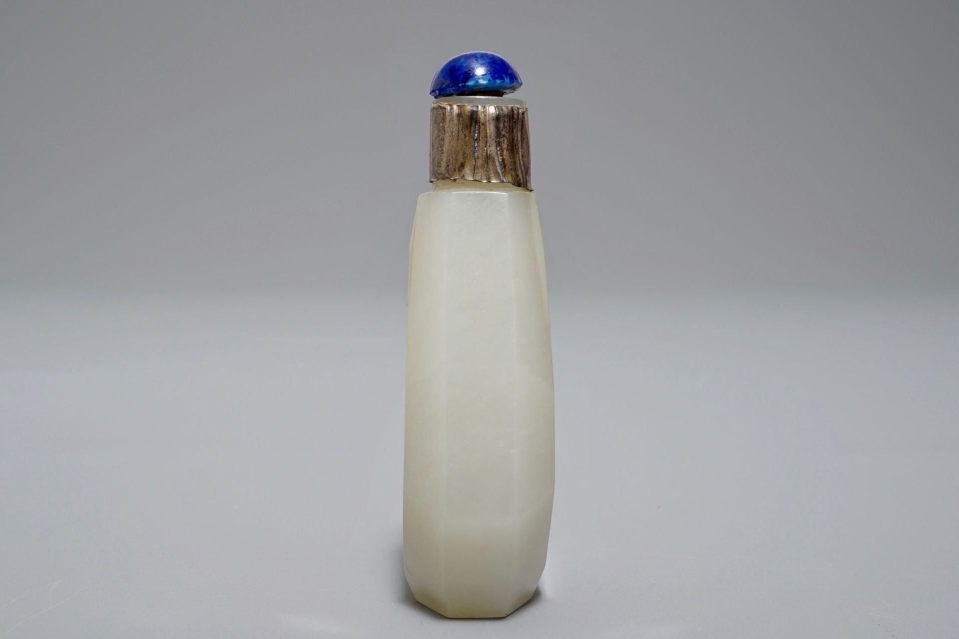 A Chinese silver-mounted jade snuff bottle, 19th C. - Image 4 of 6
