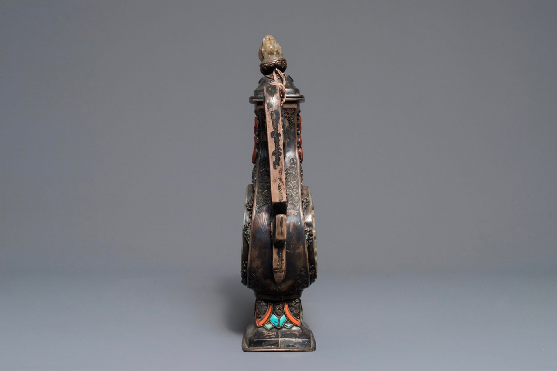 A silver-plated coral, jade and turquoise inlaid ewer and cover, Tibet or Mongolia, 19/20th C. - Image 3 of 9