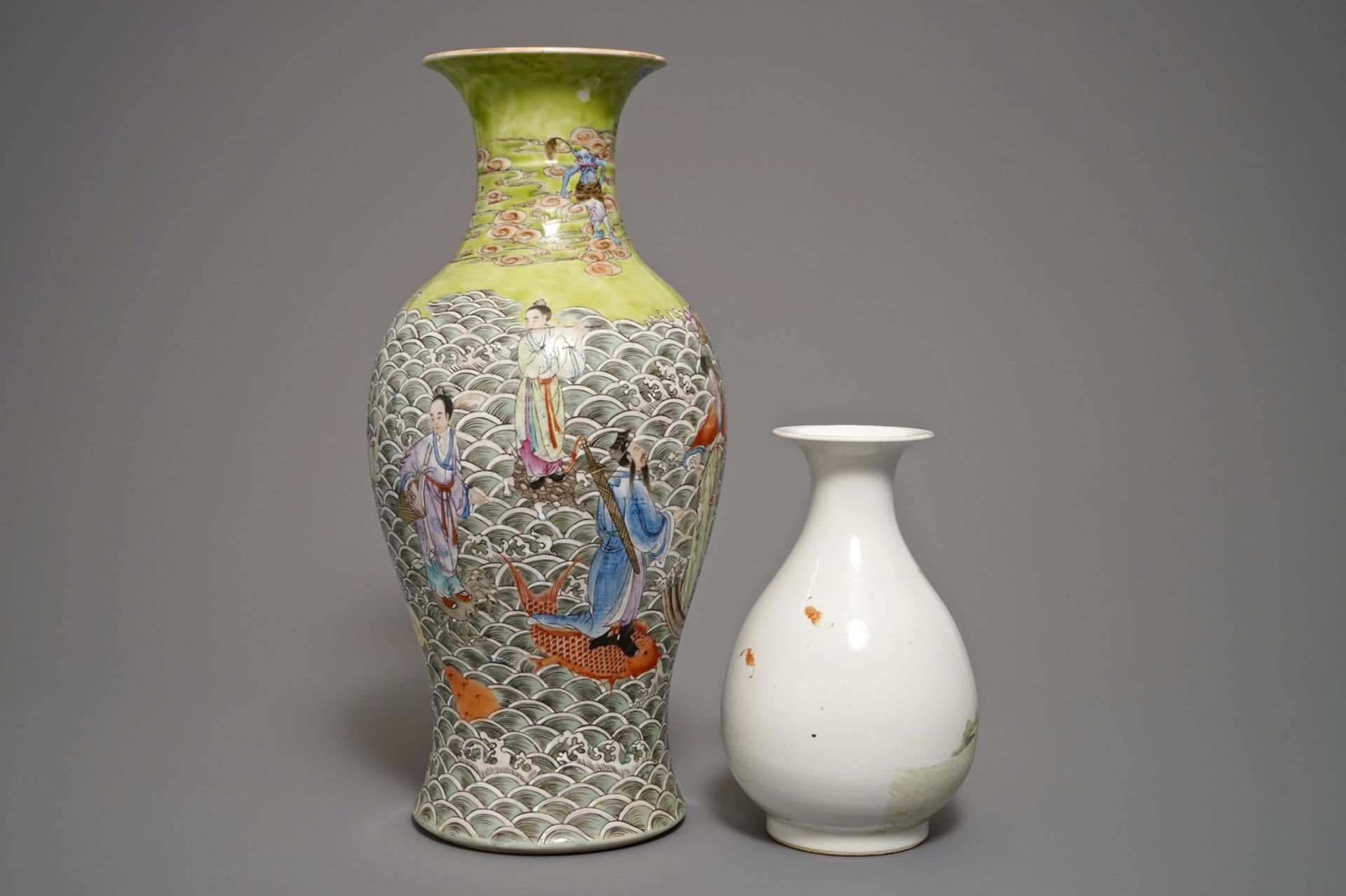 Two Chinese famille rose vases with immortals, 19/20th C. - Bild 3 aus 6