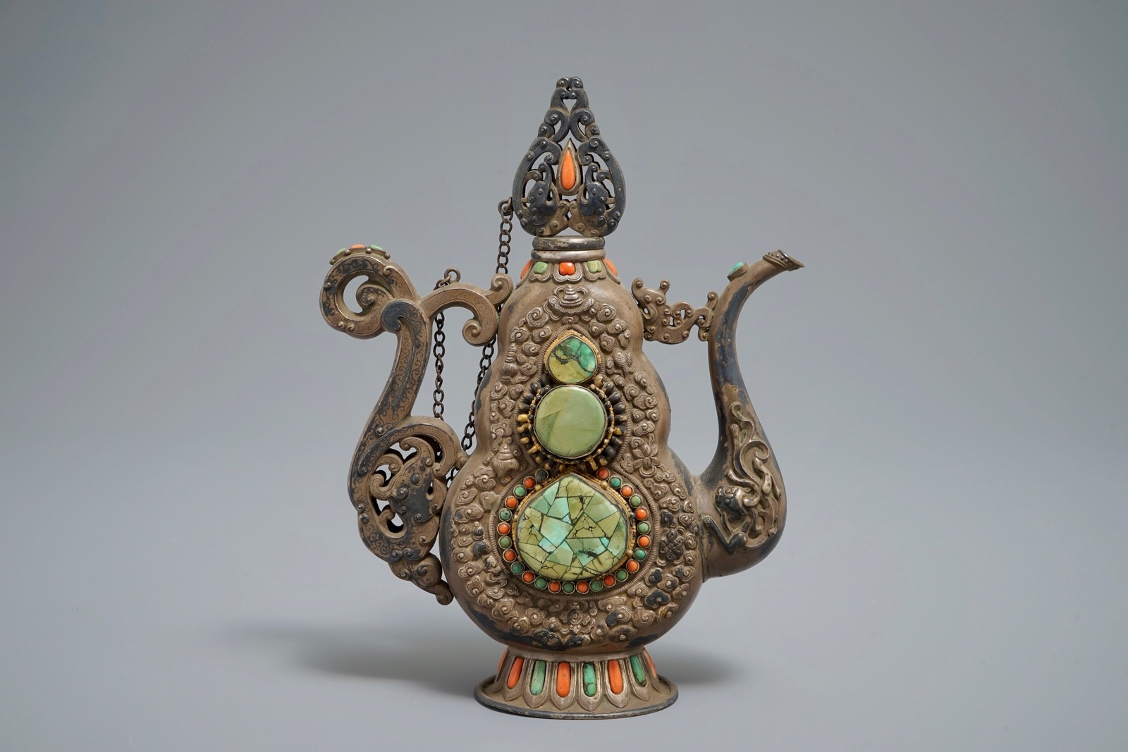 A silverd and parcel-gilt brass jug inlaid with turquoise and coral, Tibet or Mongolia, 19th C. - Image 2 of 7