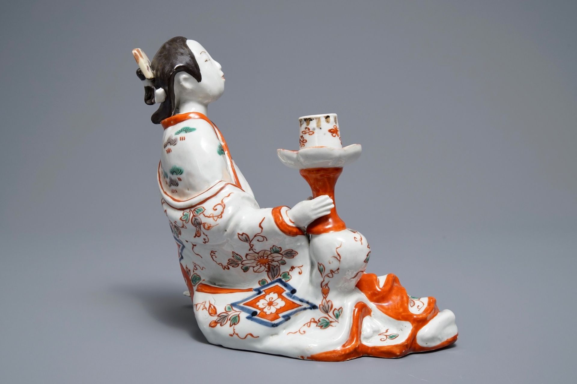 A Japanese Imari figure of a Bijin with candle holder, Edo, 17/18th C. - Image 5 of 7