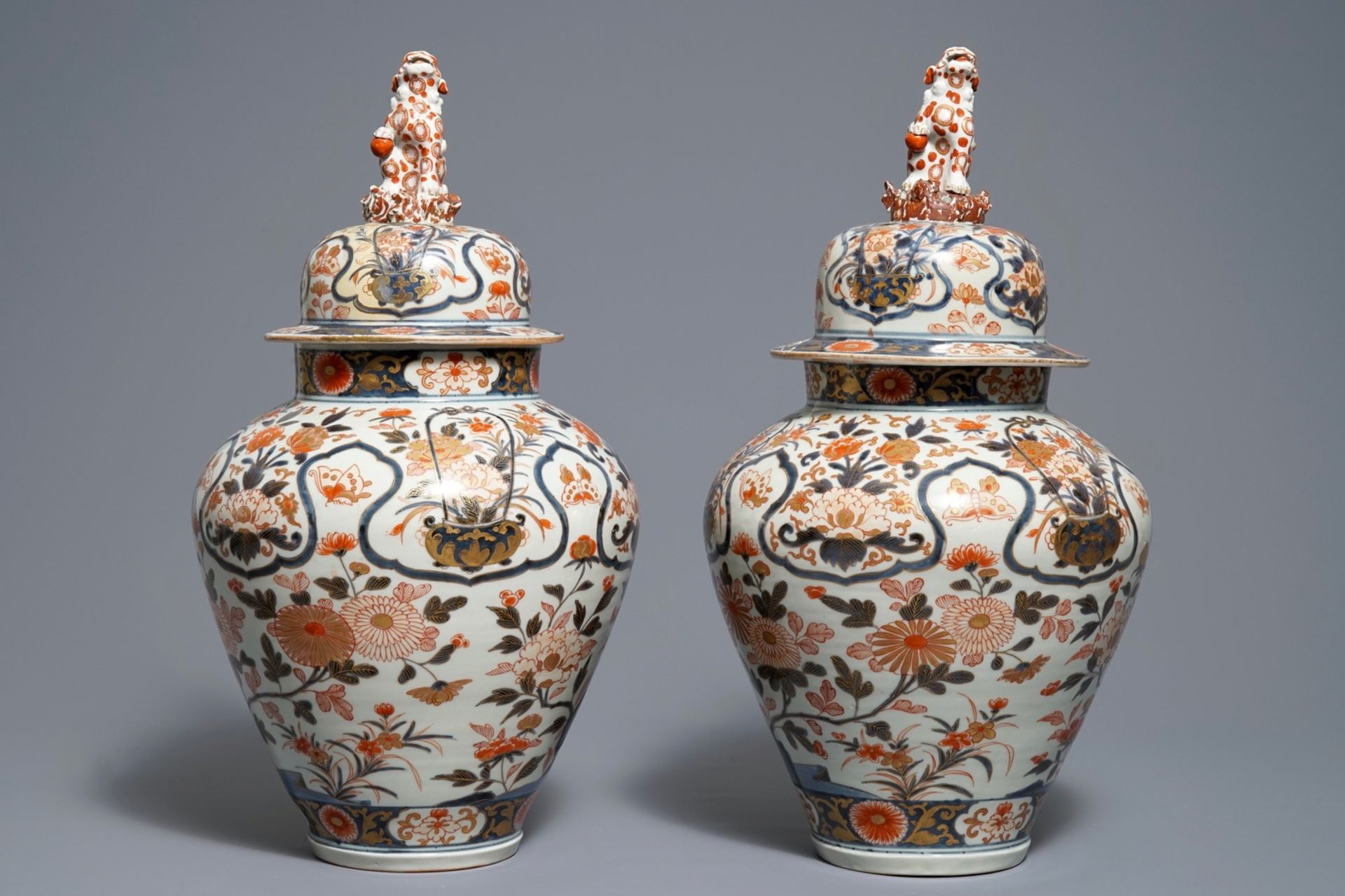 A pair of Japanese Imari vases and covers with floral design, Edo, 17th C. - Image 4 of 6